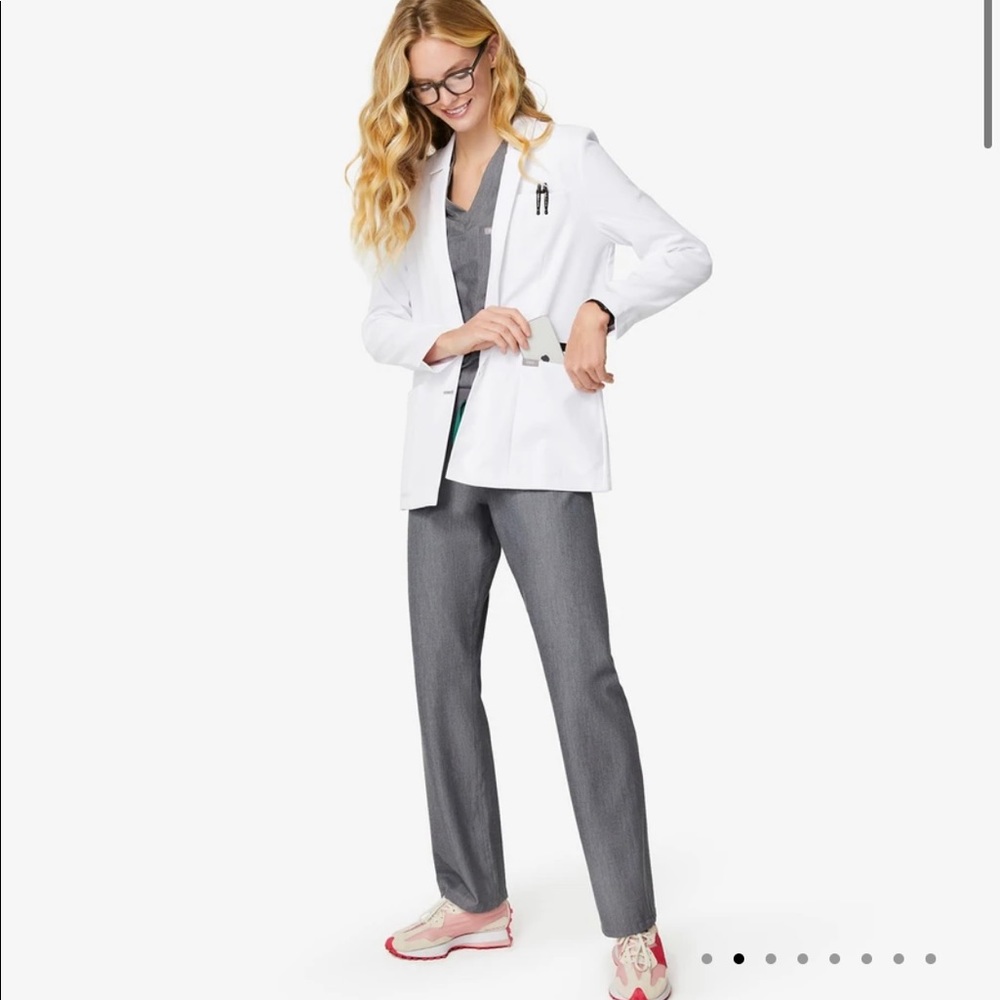 FIGS Bellevue Short Lab Coat